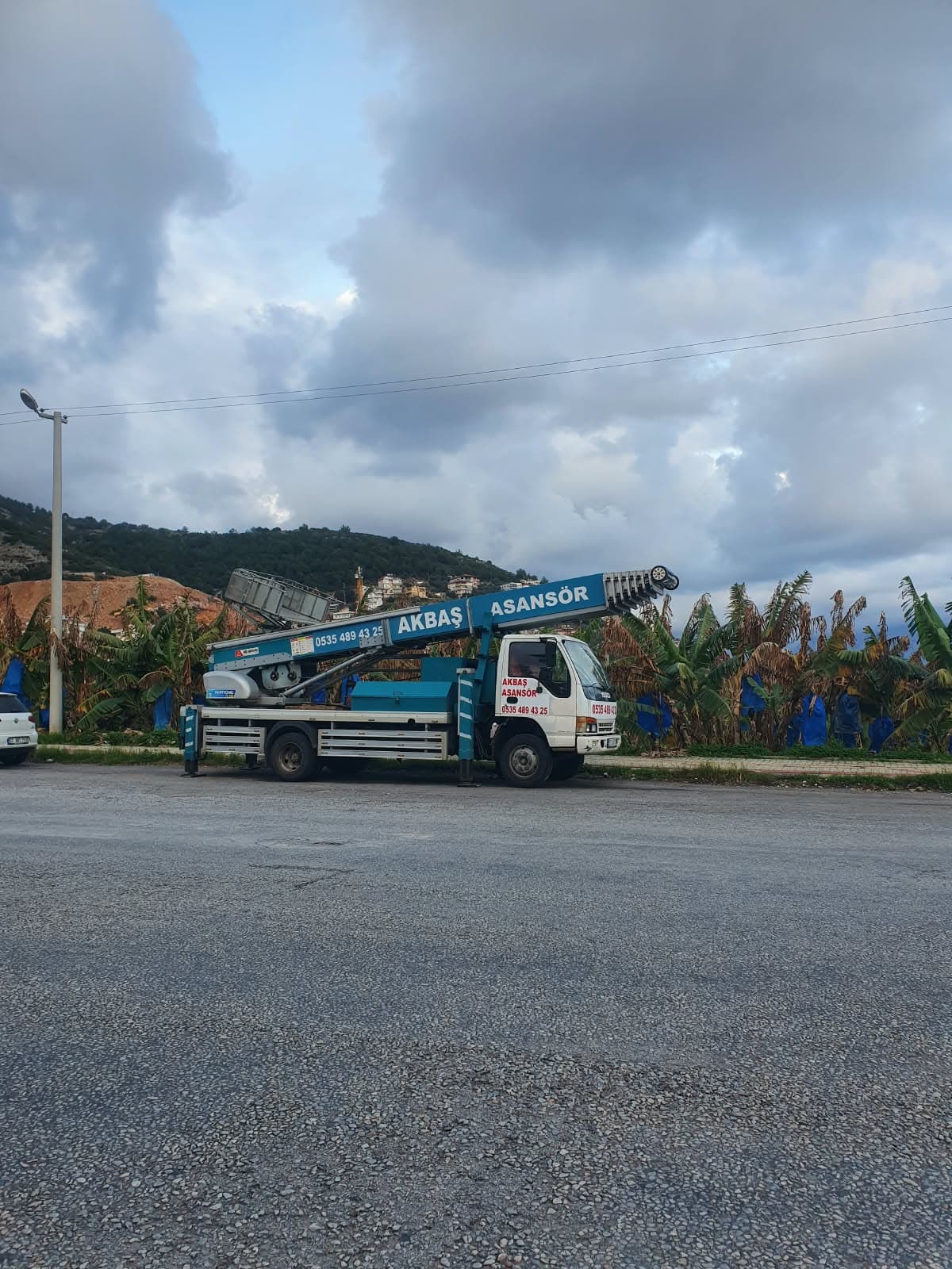 Alanya'da yol kenarında park etmiş Akbaş Asansör aracı